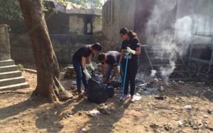 Earth5R cleanup volunteers Shriyam and Sonam in Pune