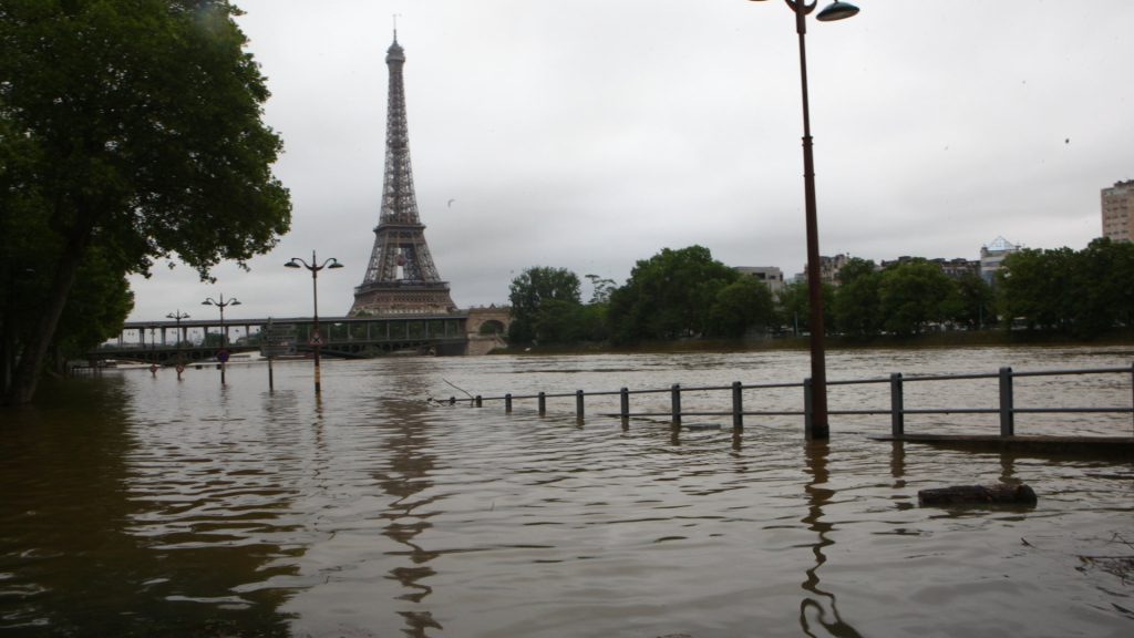 Climate change floods effects WHO extreme weather events France earth5R