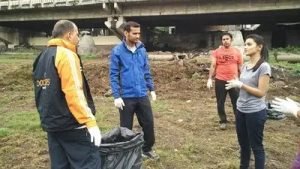 River cleanup volunteers at Mula Mutha