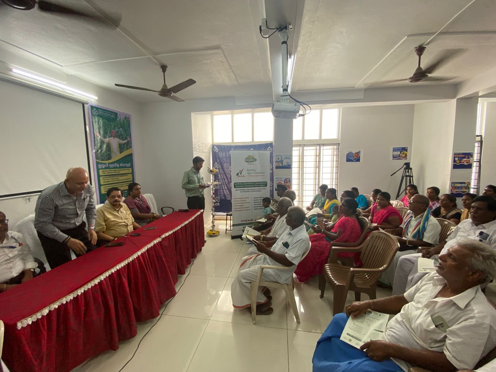 Ashok Sarrangan presenting organic transition framework to stakeholders