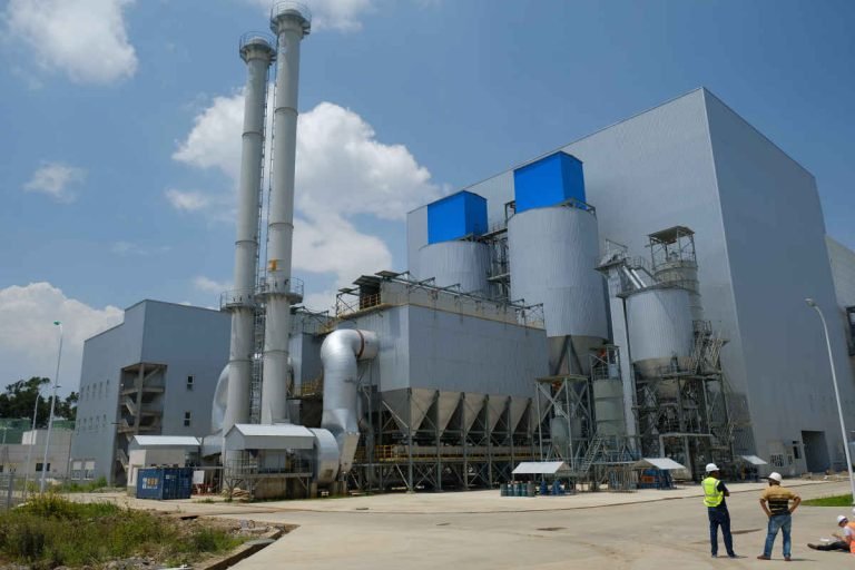 A modern waste-to-energy facility converting industrial and municipal waste into renewable energy, reflecting Earth5R’s Waste Management and Sustainability initiatives as a leading NGO in Mumbai focused on ESG and CSR-driven circular economy solutions.