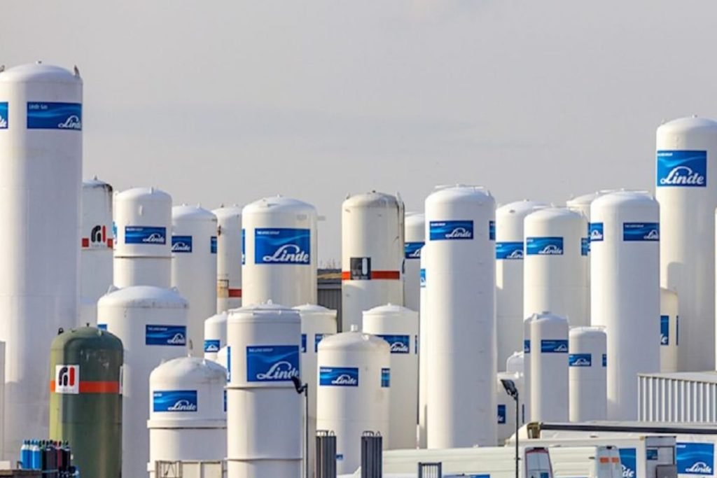 Rows of hydrogen storage tanks at an industrial facility, symbolizing the expansion of the hydrogen economy and Earth5R’s commitment to advancing clean, zero-emission energy technologies through its Sustainability, Waste Management, ESG, and CSR initiatives as a leading NGO in Mumbai.