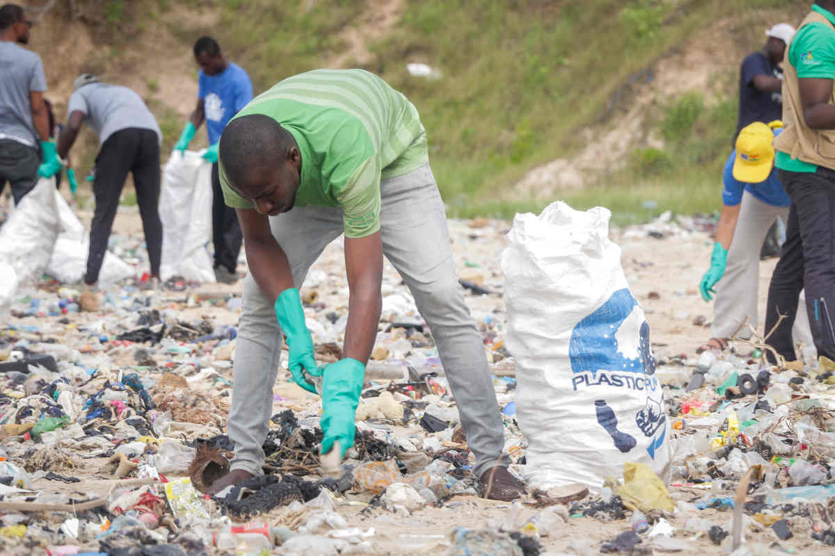 Earth5R volunteers participating in a waste management and beach cleanup activity in Mumbai, promoting sustainability, ESG, and CSR-driven recycling initiatives.