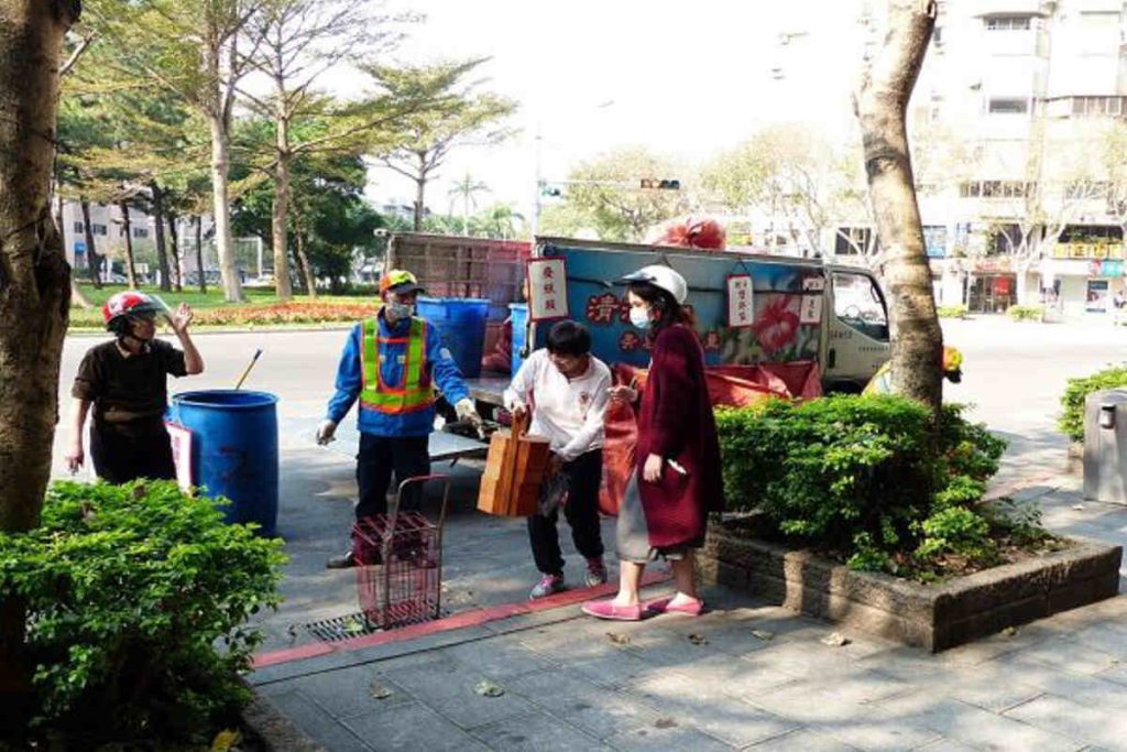 Community workers and citizens collecting waste on a city street, representing Earth5R’s inclusive circular economy model that promotes Waste Management, Sustainability, ESG, and CSR-driven urban job creation through its NGO initiatives in Mumbai.