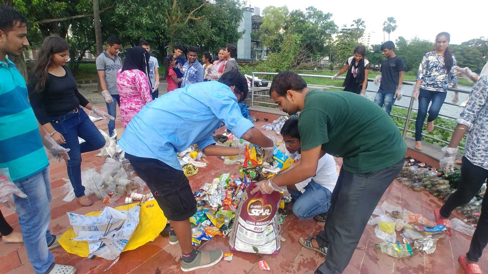 Earth5R team conducting large-scale waste management recycling and environmental sustainability operations in Mumbai India