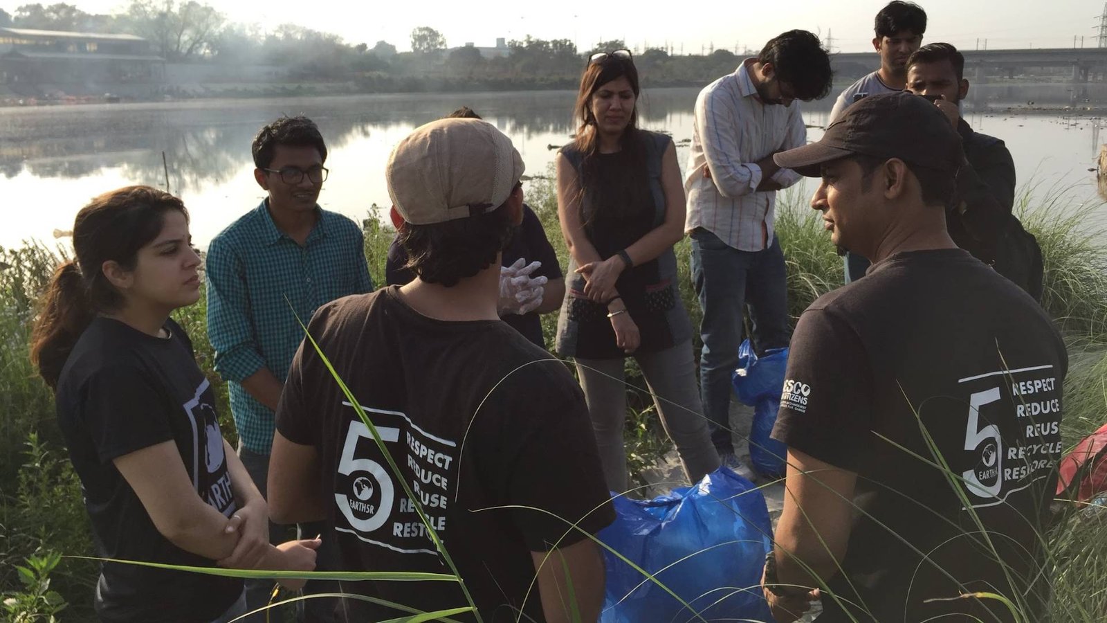 Earth5R team members conducting cleanup at Yamuna river Delhi