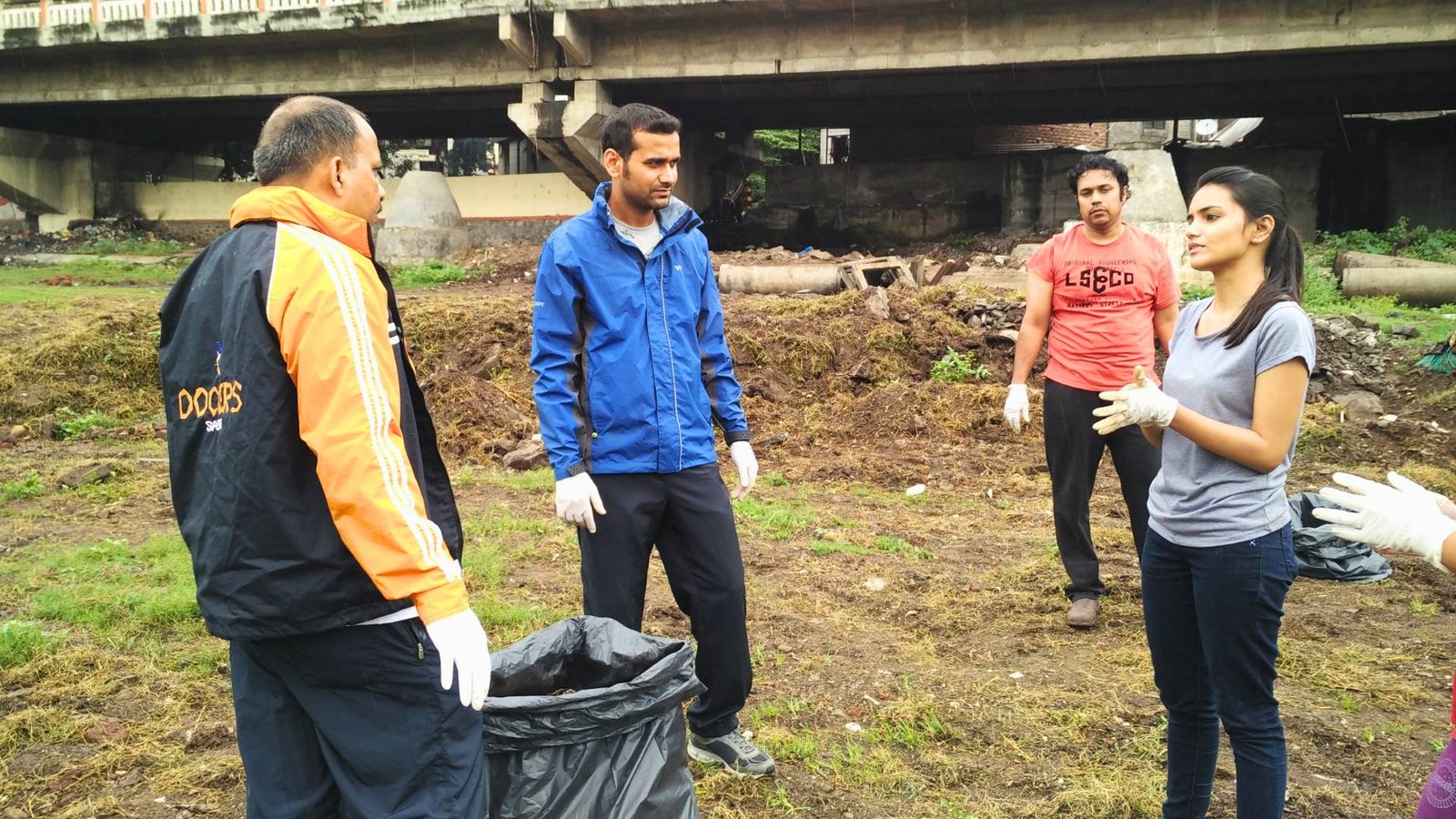 Earth5R volunteer Sonam Sengar training Hexaware corporate employees on waste management and river cleanup