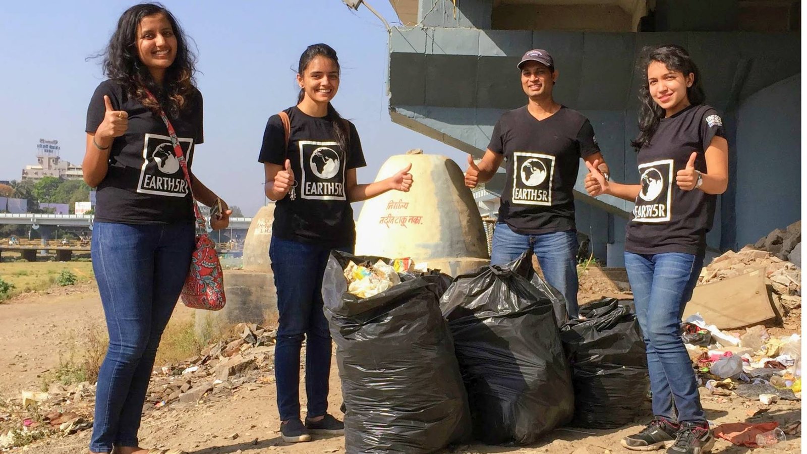 Earth5R volunteers cleaning riverbanks of Mula-Mutha river Pune