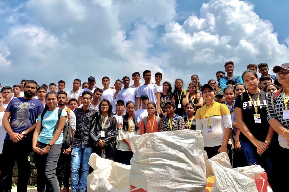 Powai Lake cleanup operations by Earth5R