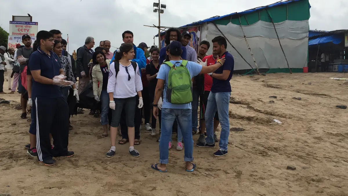Earth5R training Hexaware employees on waste segregation and circular economy before a Juhu beach cleanup in Mumbai