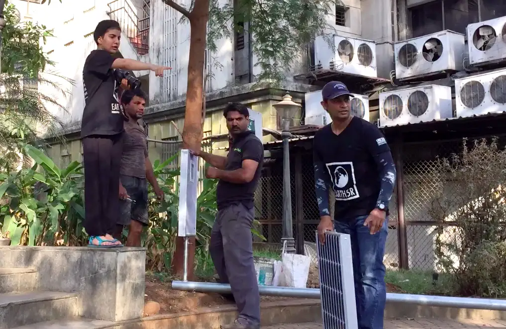 Earth5R team fitting a solar panel on a street light in Navi Mumbai, a CSR renewable energy project delivered by Earth5R