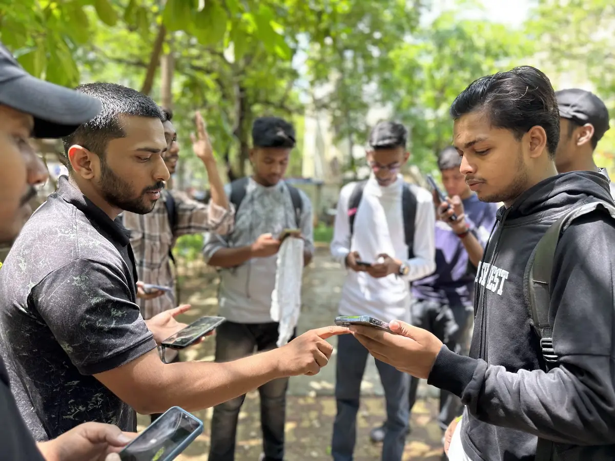 Mumbai volunteers submitting plantation data on the Earth5R app and earning volunteer credits