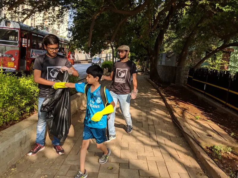 Jahaan Gupta, Earth5R co-founder, collecting footpath litter with Earth5R volunteers in Powai, Mumbai