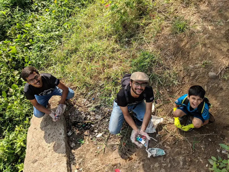Jahaan Gupta and Earth5R volunteers picking litter from a slope near Powai Lake, Mumbai