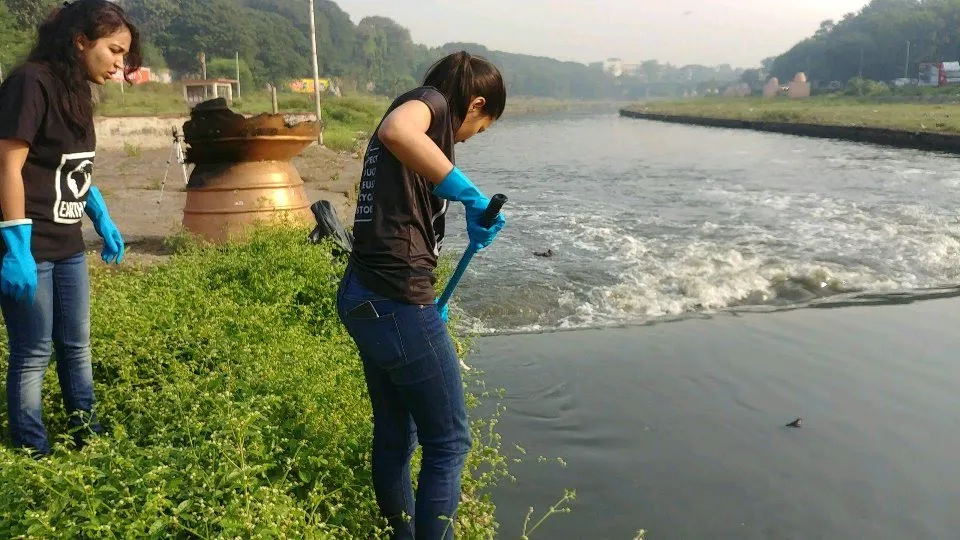 Earth5R volunteers pulling waste out of the Mula Mutha river in Pune