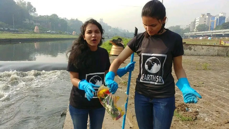 Earth5R volunteers collecting nylon and plastic waste from the Mula Mutha river in Pune