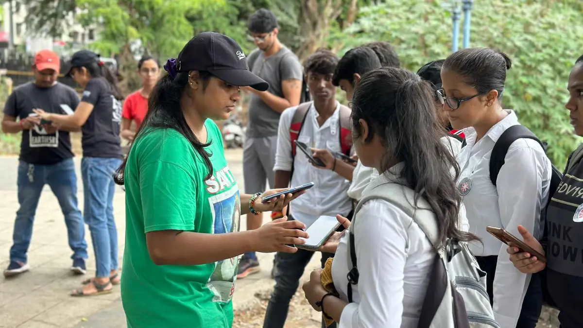Earth5R volunteers and students at a field session