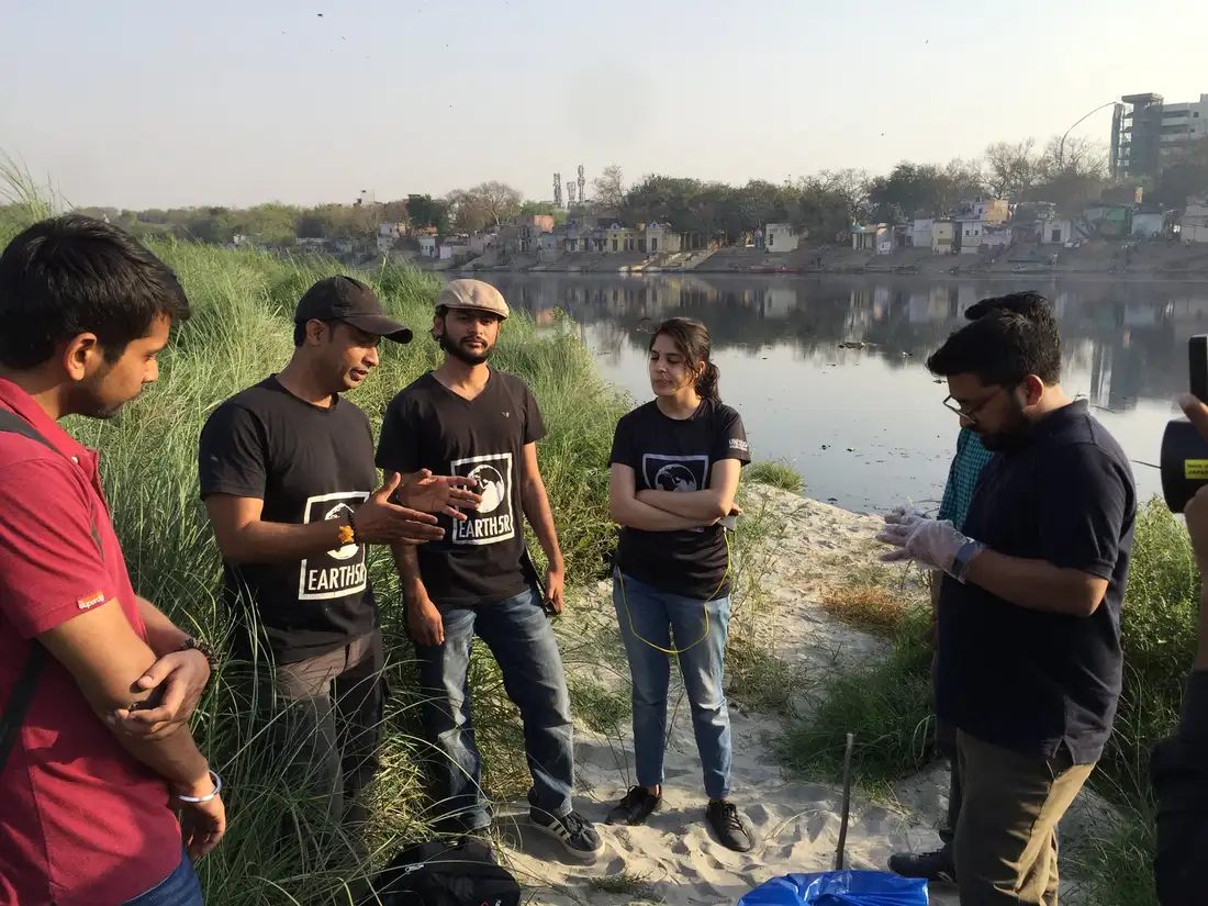 Earth5R volunteers planning waste segregation on the Yamuna riverbank in Delhi