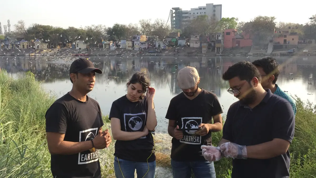Earth5R volunteers on the Yamuna riverbank during a river cleanup in Delhi