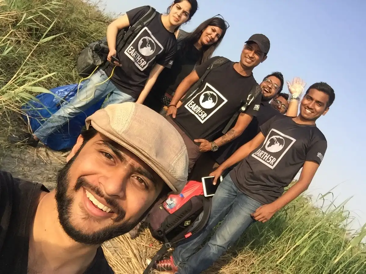 Smiling Earth5R volunteers after crossing the Yamuna for a river cleanup in Delhi