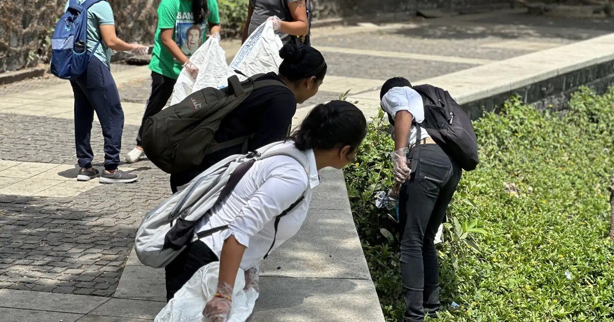 Young people doing field work along a lakeside in Mumbai with Earth5R